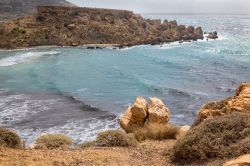 Un tratto della costa rocciosa di Siggiewi, isola di Malta, visto dall'alto.



