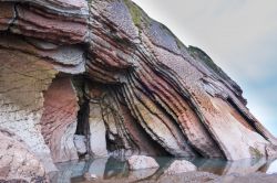 Un tratto della costa rocciosa di Zumaia, Paesi Baschi, Spagna. Le splendide formazioni rocciose che caratterizzano questo litorale attirano ogni anno migliaia di turisti.
