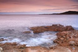 Un tratto della costa rocciosa nei pressi di Algajola, Alta Corsica. L'acqua azzurra del mare è talmente limpida da essere spesso confusa con il cielo.

