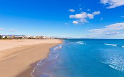 Un tratto della costa sabbiosa di Sagunto in una giornata di sole, Spagna, mar Mediterraneo.

