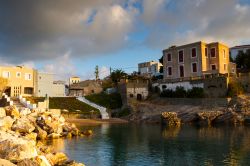 Un tratto della costa sull'isola di Inousses, Grecia.
