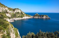 Un tratto della Costiera Amalfitana vista da Conca dei Marini, Campania. Le origini di questo piccolo borgo in provincia di Salerno sono piuttosto incerte: pare sia stato fondato dai Tirreni ...