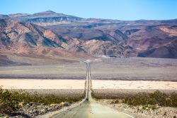 Un tratto della Highway 190 attraversa Panamint Valley nella Death Valley, California. Questa strada è suddivisa in due parti dalla Sierra Nevada.
