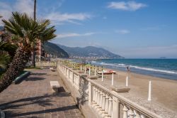 Un tratto della passeggiata di Laigueglia, Liguria. Baciata dal mare cristallino, Laigueglia è uno dei borghi più belli d'Italia.
