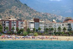 Un tratto della spiaggia di Alanya, Turchia, visto dal mare. Il clima mediterraneo, le attrazioni naturali e il ricco patrimonio storico rendono questa località una perfetta meta turistica ...
