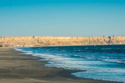Un tratto della spiaggia di Colan sulla costa peruviana di Piura. Il litorale sabbioso è lambito dalle acque dell'Oceano Pacifico.




