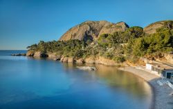 Un tratto della spiaggia di La Ciotat (Francia) al parco Mugel. Questo splendido parco comunale affacciato sulla costa del Mediterraneo, fra Marsiglia e Tolone, è elencato fra i "notevoli ...