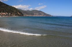 Un tratto della spiaggia di Laigueglia, Liguria. Il paese si estende fra Capo Santa Croce e Capo Mele.
