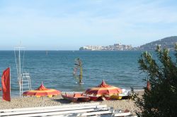 Un tratto della spiaggia di Vindicio a Formia in una giornata di sole in estate (Lazio).

