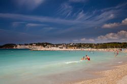 Un tratto della spiaggia ghiaiosa di Sanary-sur-Mer, Costa Azzurra, Francia, in estate - © Andreas Rose / Shutterstock.com