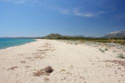 Un tratto dell'ampia spiaggia di Posada, Sardegna.
