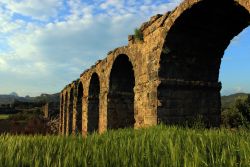 Un tratto dell'antico acquedotto romano di Aspendos fotografato al tramonto, Turchia. Venne eretto per volere di Claudio Erymneo che si occupò anche di sostenere tutte le spese della ...
