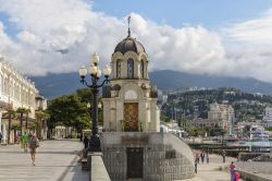 Un tratto dell'argine di Jalta, Crimea. Questa località posta sulla costa meridionale della Crimea è attraversata dai fiumi Derekojka e Ucan-Su: proprio su queste sponde si ...