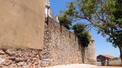 Un tratto delle antiche mura di Viana do Alentejo, Portogallo, costruite in pietra - © Joaquin Ossorio Castillo / Shutterstock.com