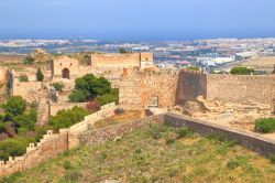 Un tratto delle antiche mura medievali del castello di Sagunto, Spagna. Testimone del passare del tempo e delle diverse civiltà che lo hanno abitato (visigoti, romani, arabi, cristiani...), ...