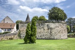 Un tratto delle mura cittadine di Beaune, Francia. Siamo in uno dei centri principali della Borgogna per la produzione del vino.
 