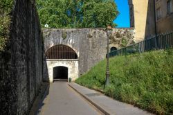 Un tratto delle mura dei bastioni cittadini a Bayonne, Francia.
