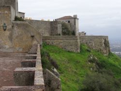 Un tratto delle mura del castello di Palmela, Portogallo. Fu costruito dagli arabi che scelsero il punto più alto della città, ideale per la difesa dagli attacchi dei nemici.

 ...