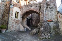 Un tratto delle mura di cinta duecentesche di Anghiari, Toscana.
