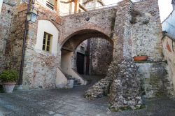 Un tratto delle mura di cinta duecentesche di Anghiari, Toscana.
