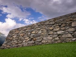 Un tratto delle mura di protezione a Galtur, Paznaun Valley, Austria: questa gigantesca costruzione è stata innalzata dopo la valanga del 1999 per proteggere le case del villaggio.



 ...