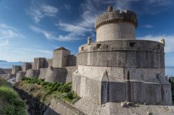 Un tratto delle mura difensive di Dubrovnik, Croazia. Questo sistema difensivo fra i più belli d'Europa circonda la città per una lunghezza di 1940 metri. Si possono ammirare ...