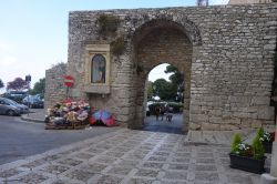 Un tratto delle mura difensive di Erice, provincia di Trapani (Sicilia).
