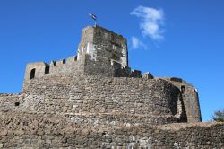 Un tratto delle mura fortificate del castello di Holloko, Ungheria. Il nome del paese significa "pietra del corvo".
