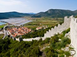 Un tratto delle mura fortificate di Ston, Croazia. Situata nei pressi della città di Dubrovnik, questa località ospita la più lunga muraglia del continente europeo dopo ...