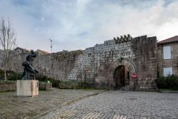 Un tratto delle mura fortificate nel centro storico di Melgaco, nord del Portogallo - © Dolores Giraldez Alonso / Shutterstock.com