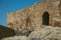 Un tratto delle mura in pietra con porta ad arco al castello di Linhares da Beira, Portogallo.

