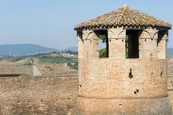 Un tratto delle mura medievali del borgo di Mondavio, provincia di Pesaro-Urbino (Marche) con la luce del mattino.
