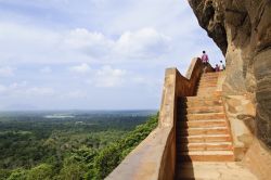 Un tratto delle scale della fortezza di Sigiriya (Sri Lanka). Visto che non sono previste restrizioni per quanto riguarda l'abbigliamento, i turisti possono liberamente indossare pantaloncini ...