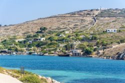 Un tratto di costa dell'isola di Arki, Grecia: è caratterizzata da piccole insenature e minuscole spiagge isolate.

