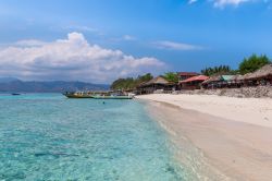 Un tratto di costa dell'isola di Gili Meno, Indonesia. E' l'isolotto centrale che si affaccia nella baia di Bangsal, poco distante dalla punta settentrionale di Lombok - © mahos ...