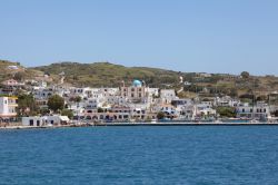 Un tratto di costa dell'isola di Lipsi, Dodecaneso (Grecia) con il porto.

