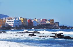 Un tratto di costa di Puerto de la Cruz,Tenerife, con il mare mosso (Spagna).
