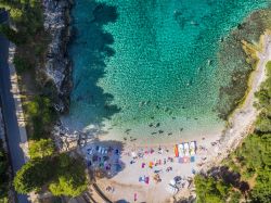 Un tratto di costa nei pressi di Pola, Croazia. Baia Gortanova è caratterizzata dai ciottoli ed è facilemente raggiungibile. L'acqua che lambisce questo litorale è color ...