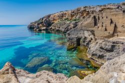 Un tratto di costa rocciosa a Favignana, Isole Egadi (Sicilia)