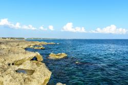 Un tratto di costa rocciosa a Punta Prosciutto in Salento, Puglia