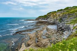 Un tratto di costa rocciosa erosa dal vento a Saint-Jean-de-Luz, Francia. Siamo sulla costa basca vicino alla Spagna.
