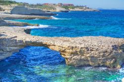 Un tratto di costa rocciosa nei pressi di Porto Torres in Sardegna