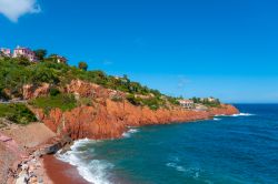 Un tratto di costa rocciosa sulla spiaggia d'Abel Baliff vicino a Théoule-sur-Mer, dipartimento del Var, Francia.
