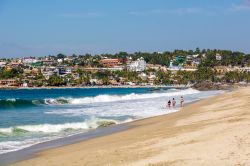 Un tratto di costa sabbiosa a Puerto Escondido, Messico, in una giornata estiva - © LMspencer / Shutterstock.com