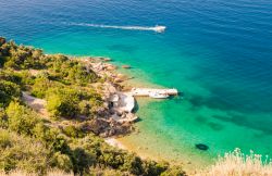 Un tratto di costa selvaggia a Rab in Croazia