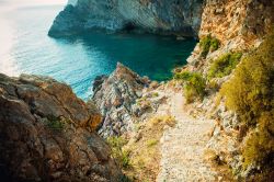 Un tratto di costa selvaggia a Sipan, isole Elafiti della Dalmazia, Croazia
