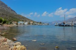 Un tratto di litorale dell'isola di Telendos, Grecia. La costa si etsende per circa 13 km affacciati sul turchese dell'Egeo.
