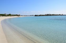 Un tratto di litorale nei pressi di Porto Cesareo, Lecce, Puglia. La costa è formata da due riviere: quella di levante che comprende la spiaggia cittadina del paese e forma una sorta ...