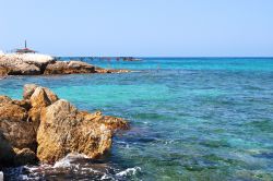Un tratto di litorale roccioso a Famagosta, Cipro Nord. L'isola è lambita dalle acque trasparenti e cristalline del Mar Mediterraneo.



