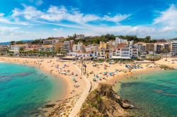 Un tratto di litorale sabbioso a Blanes, Costa Brava, Spagna. In estate i turisti invadono questa località balneare fra le più attrezzate della costa spagnola.




